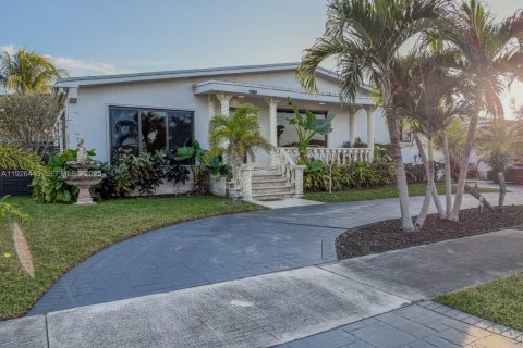 Casa en venta en Miami, Florida, 5 dormitorios, 240.25 m2 № 1986875 - foto 1
