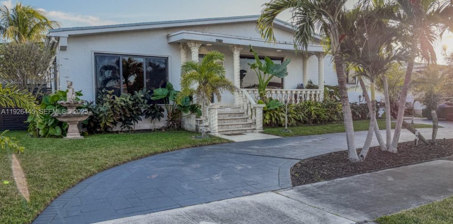 Casa en Miami, Florida 5 dormitorios, 240.25 m2 № 1986875