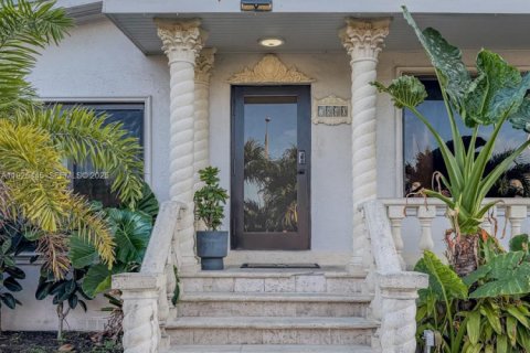 Casa en venta en Miami, Florida, 5 dormitorios, 240.25 m2 № 1986875 - foto 3