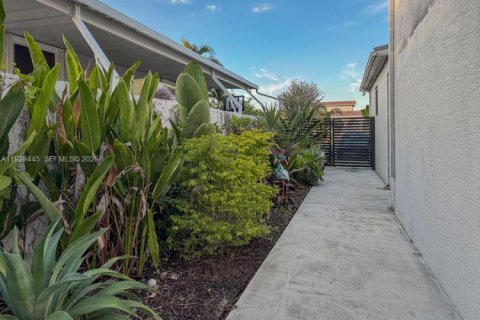 Casa en venta en Miami, Florida, 5 dormitorios, 240.25 m2 № 1986875 - foto 30