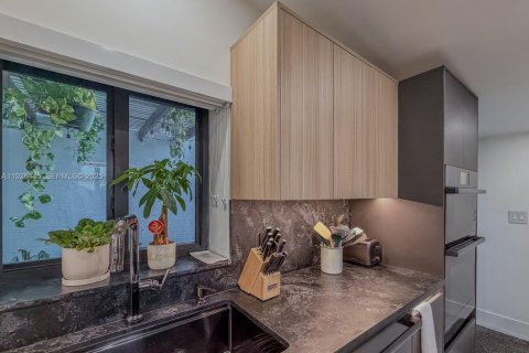 Casa en venta en Miami, Florida, 5 dormitorios, 240.25 m2 № 1986875 - foto 8