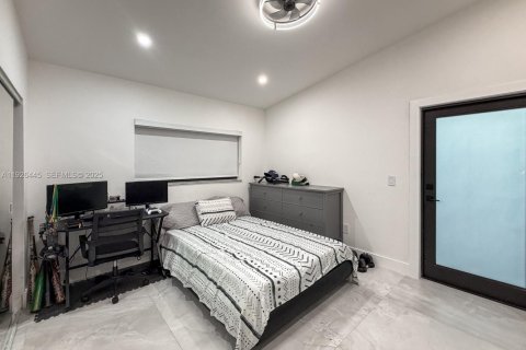 Casa en venta en Miami, Florida, 5 dormitorios, 240.25 m2 № 1986875 - foto 19