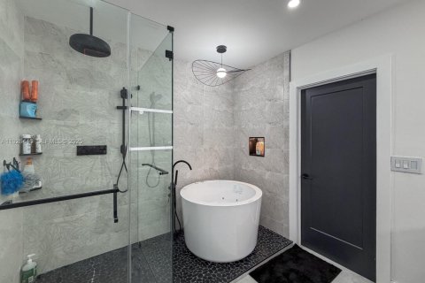 Casa en venta en Miami, Florida, 5 dormitorios, 240.25 m2 № 1986875 - foto 18