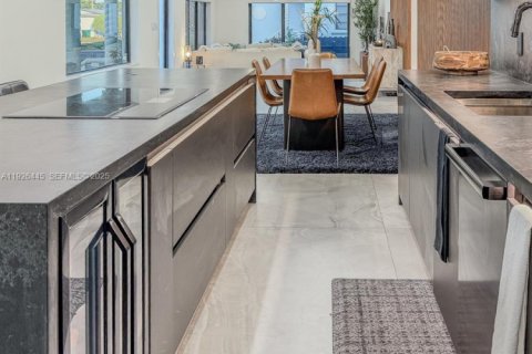 Casa en venta en Miami, Florida, 5 dormitorios, 240.25 m2 № 1986875 - foto 10