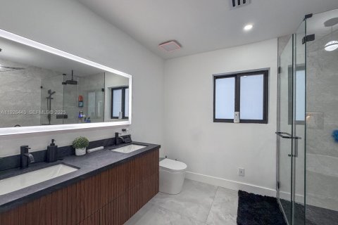 Casa en venta en Miami, Florida, 5 dormitorios, 240.25 m2 № 1986875 - foto 16