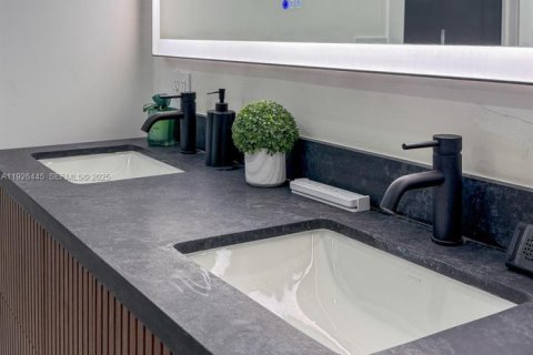 Casa en venta en Miami, Florida, 5 dormitorios, 240.25 m2 № 1986875 - foto 17