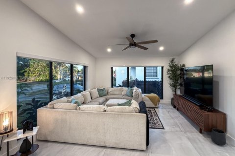 Casa en venta en Miami, Florida, 5 dormitorios, 240.25 m2 № 1986875 - foto 11