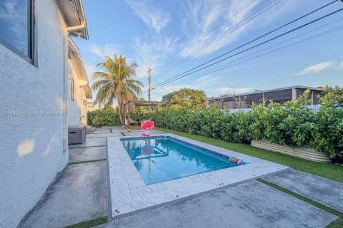 Casa en venta en Miami, Florida, 5 dormitorios, 240.25 m2 № 1986875 - foto 27
