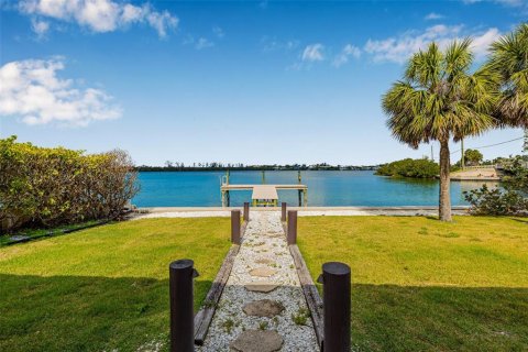 House in Sarasota, Florida 2 bedrooms, 127 sq.m. № 1689847 - photo 12