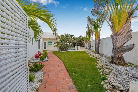 House in Sarasota, Florida 2 bedrooms, 127 sq.m. № 1689847 - photo 1