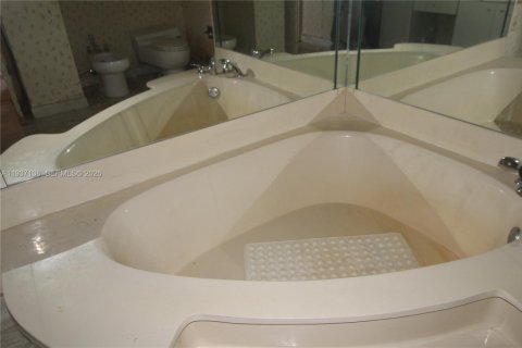 Copropriété à vendre à Miami, Floride: 1 chambre, 142.6 m2 № 1995048 - photo 18
