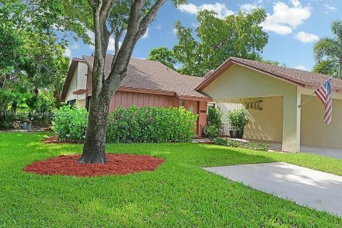 Casa en venta en Coconut Creek, Florida, 3 dormitorios, 121.7 m2 № 1967041 - foto 1