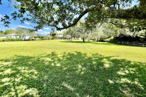 House in Wellington, Florida 4 bedrooms, 248.98 sq.m. № 1127672 - photo 1