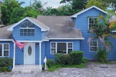 House in Clearwater, Florida 5 bedrooms, 261.24 sq.m. № 2367051