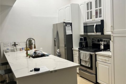 House in Pembroke Pines, Florida 3 bedrooms, 106.19 sq.m. № 1806425 - photo 2