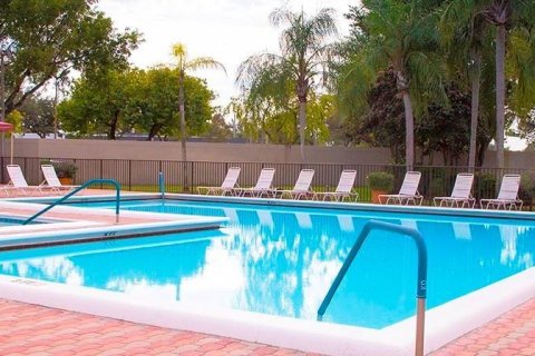 House in Pembroke Pines, Florida 3 bedrooms, 106.19 sq.m. № 1806425 - photo 19
