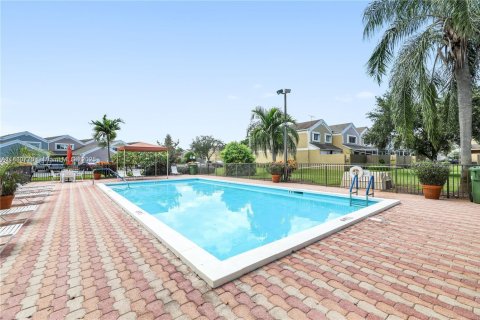 House in Pembroke Pines, Florida 3 bedrooms, 106.19 sq.m. № 1806425 - photo 17