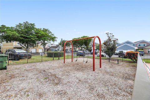 House in Pembroke Pines, Florida 3 bedrooms, 106.19 sq.m. № 1806425 - photo 18
