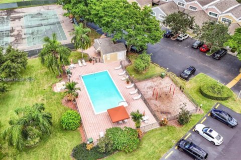House in Pembroke Pines, Florida 3 bedrooms, 106.19 sq.m. № 1806425 - photo 16