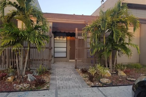 House in Pembroke Pines, Florida 3 bedrooms, 106.19 sq.m. № 1806425 - photo 15