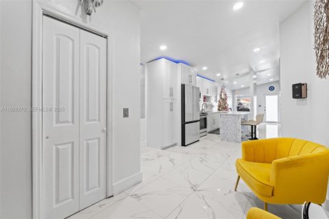 Villa ou maison à vendre à Hialeah Gardens, Floride: 4 chambres, 129.41 m2 № 1988385 - photo 16