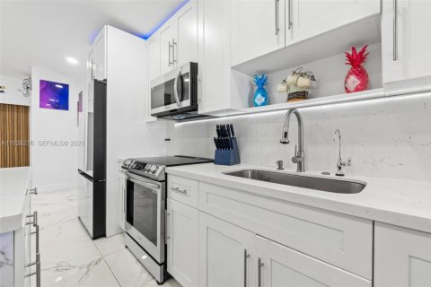 Villa ou maison à vendre à Hialeah Gardens, Floride: 4 chambres, 129.41 m2 № 1988385 - photo 7