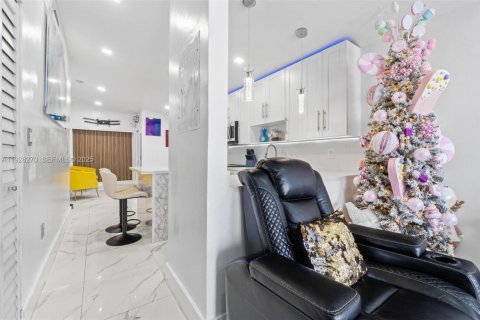 Villa ou maison à vendre à Hialeah Gardens, Floride: 4 chambres, 129.41 m2 № 1988385 - photo 17