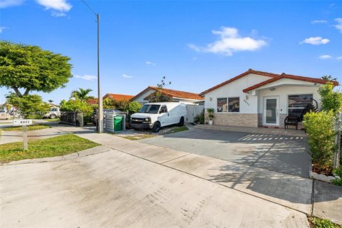 Villa ou maison à vendre à Hialeah Gardens, Floride: 4 chambres, 129.41 m2 № 1988385 - photo 2