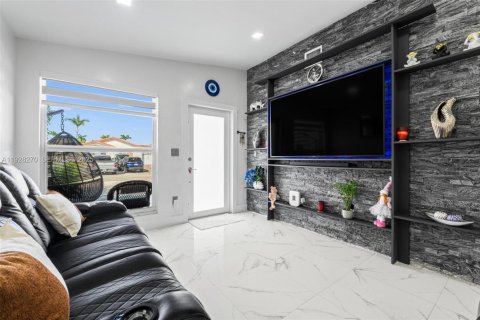 Villa ou maison à vendre à Hialeah Gardens, Floride: 4 chambres, 129.41 m2 № 1988385 - photo 12