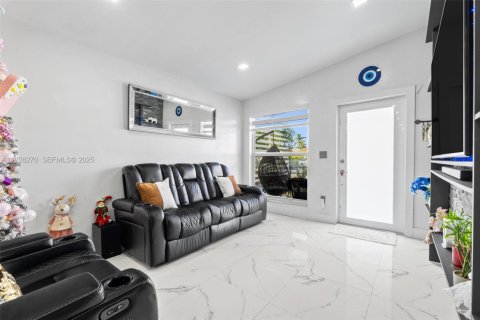 Villa ou maison à vendre à Hialeah Gardens, Floride: 4 chambres, 129.41 m2 № 1988385 - photo 13