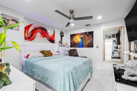 Villa ou maison à vendre à Hialeah Gardens, Floride: 4 chambres, 129.41 m2 № 1988385 - photo 25