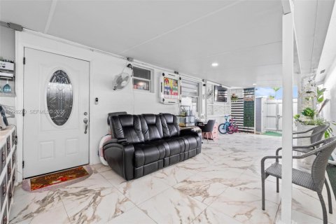 Villa ou maison à vendre à Hialeah Gardens, Floride: 4 chambres, 129.41 m2 № 1988385 - photo 11