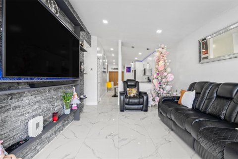 Villa ou maison à vendre à Hialeah Gardens, Floride: 4 chambres, 129.41 m2 № 1988385 - photo 14