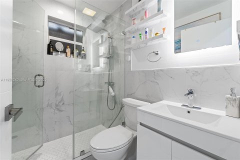 Villa ou maison à vendre à Hialeah Gardens, Floride: 4 chambres, 129.41 m2 № 1988385 - photo 27