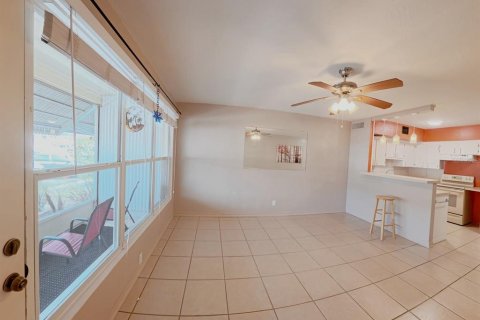 Condo in Kenneth City, Florida, 1 bedroom № 2093402 - photo 10