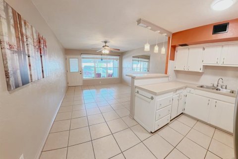 Condo in Kenneth City, Florida, 1 bedroom № 2093402 - photo 12