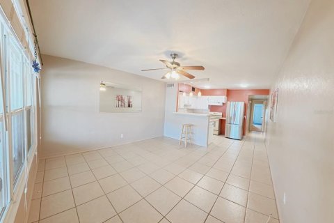 Condo in Kenneth City, Florida, 1 bedroom № 2093402 - photo 11
