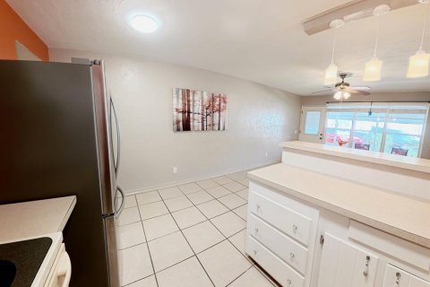 Condo in Kenneth City, Florida, 1 bedroom № 2093402 - photo 15