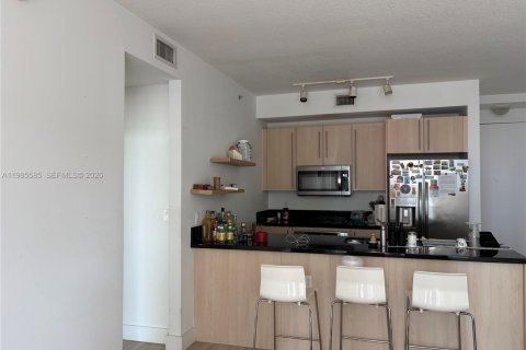 Condominio en alquiler en Miami, Florida, 1 dormitorio № 2047078 - foto 3