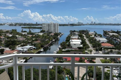 Condominio en North Miami, Florida, 2 dormitorios  № 2006078