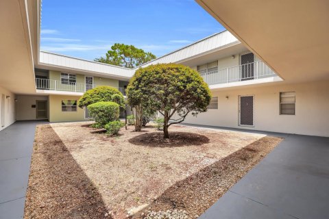 Condo in St. Lucie, Florida, 2 bedrooms  № 2366209 - photo 2
