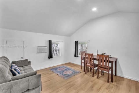 Propiedad comercial en venta en Hollywood, Florida, 124.21 m2 № 2431408 - foto 8