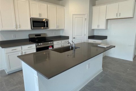 House in Davenport, Florida 4 bedrooms, 285.21 sq.m. № 1918469 - photo 3
