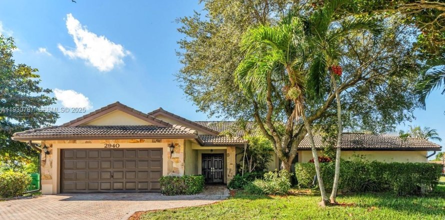 House in Coral Springs, Florida 4 bedrooms, 204.85 sq.m. № 1989504