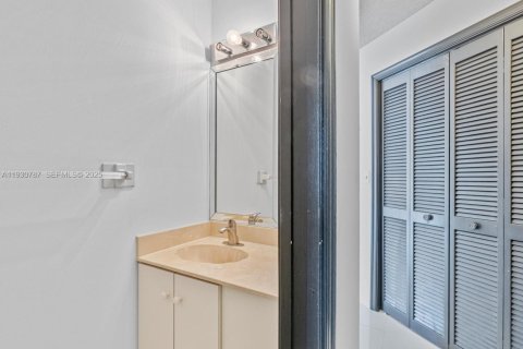 House in Coral Springs, Florida 4 bedrooms, 204.85 sq.m. № 1989504 - photo 16