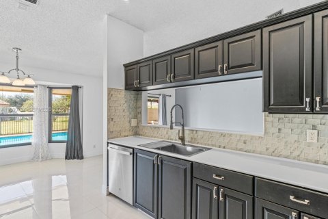 House in Coral Springs, Florida 4 bedrooms, 204.85 sq.m. № 1989504 - photo 21