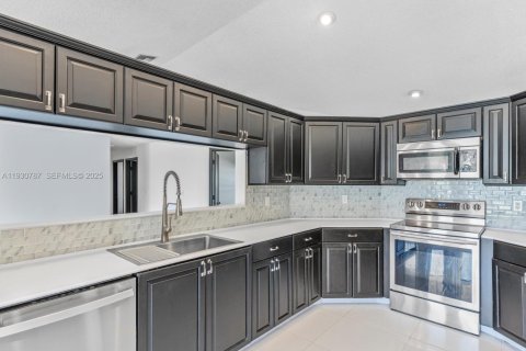 House in Coral Springs, Florida 4 bedrooms, 204.85 sq.m. № 1989504 - photo 18