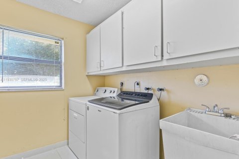 House in Coral Springs, Florida 4 bedrooms, 204.85 sq.m. № 1989504 - photo 15