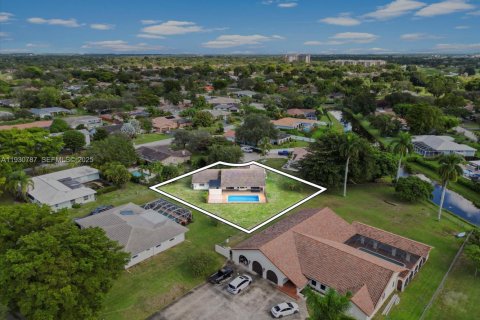 House in Coral Springs, Florida 4 bedrooms, 204.85 sq.m. № 1989504 - photo 2