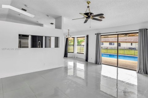 House in Coral Springs, Florida 4 bedrooms, 204.85 sq.m. № 1989504 - photo 10